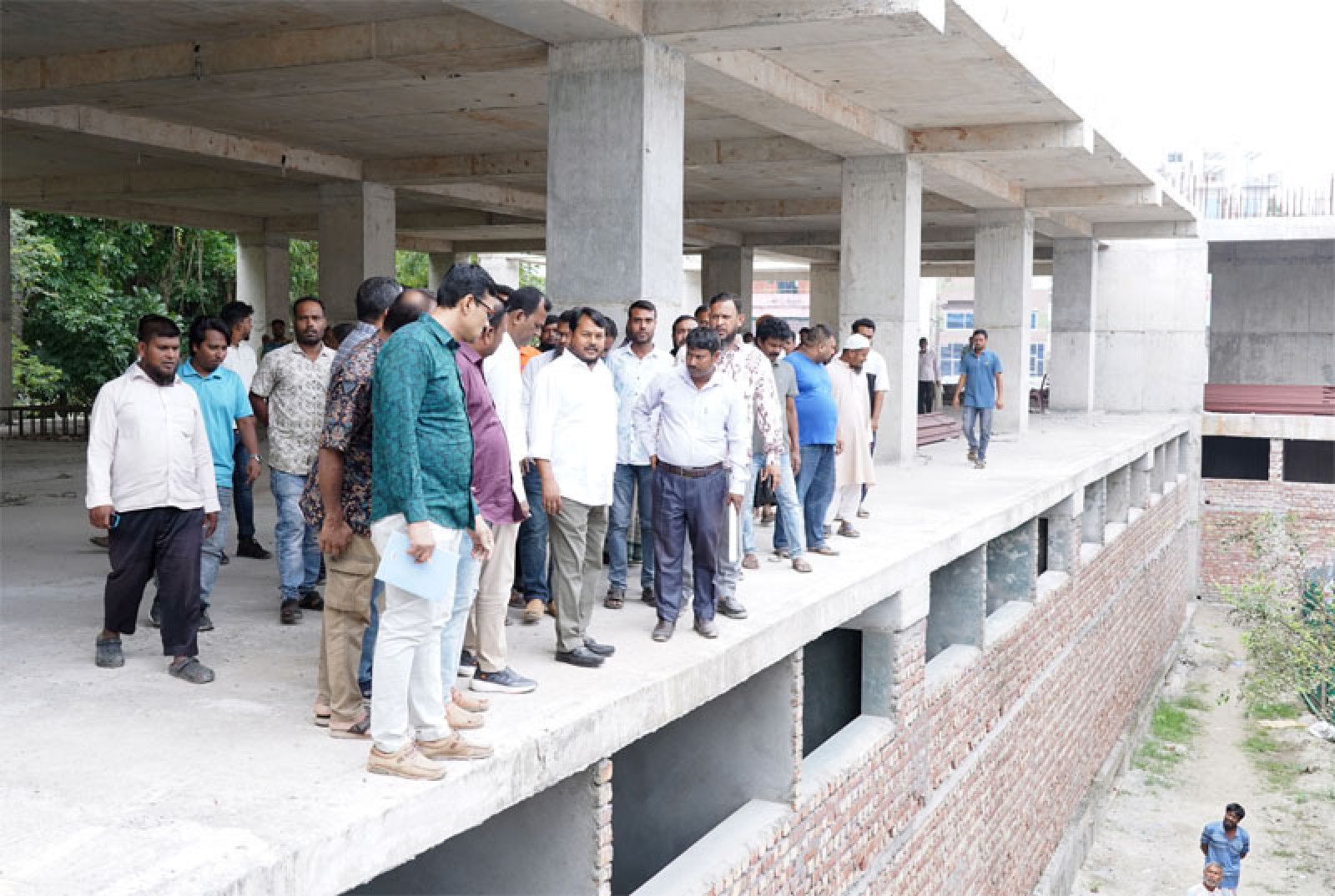 নওদাপাড়ায় নির্মাণাধীন  কাঁচা বাজার মার্কেটসহ  বিভিন্ন উন্নয়ন কাজ পরিদর্শনে রাসিক প্রশাসক