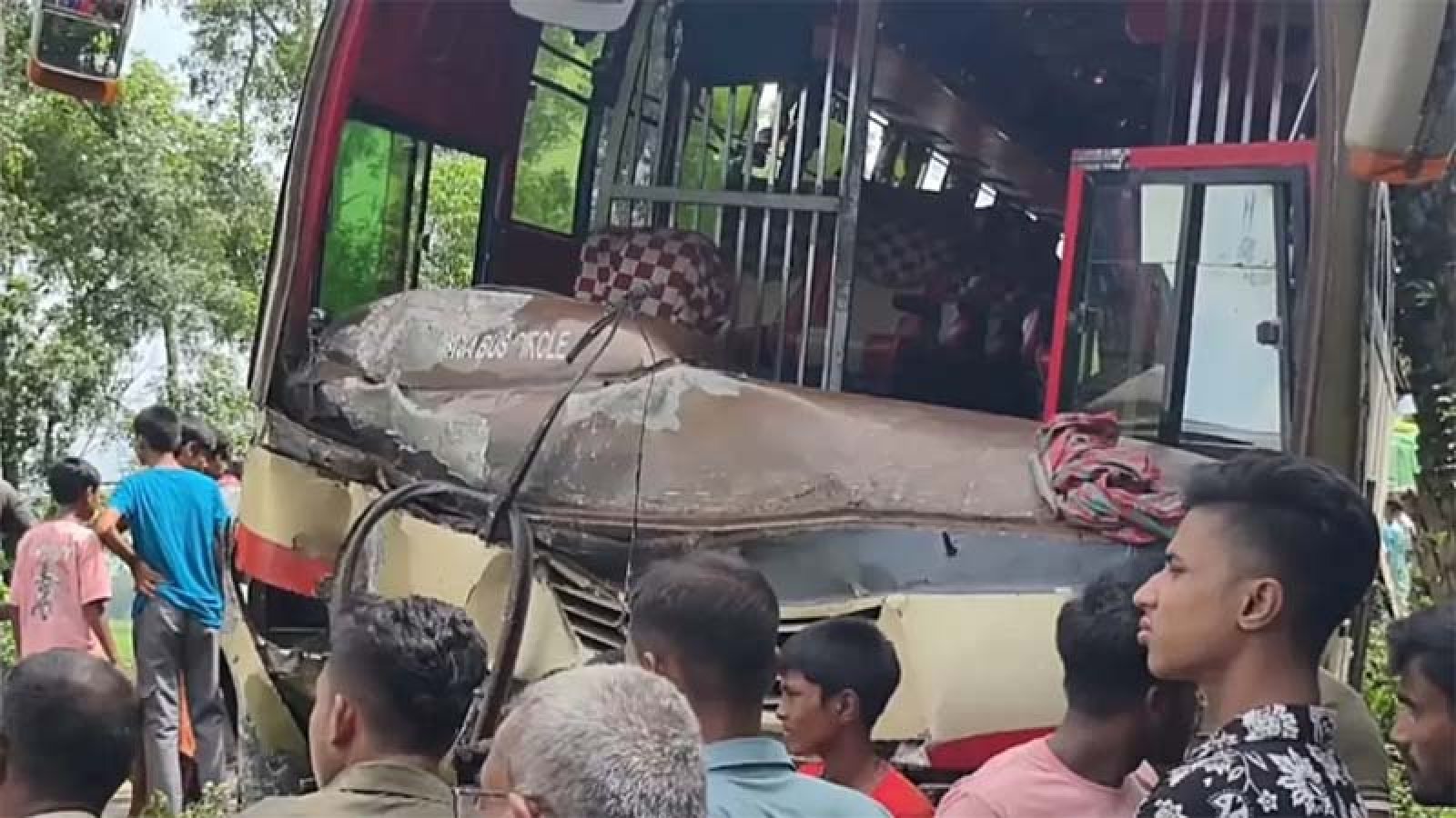 গরুবাহী নছিমনে বাসের ধাক্কায় নিহত ৩