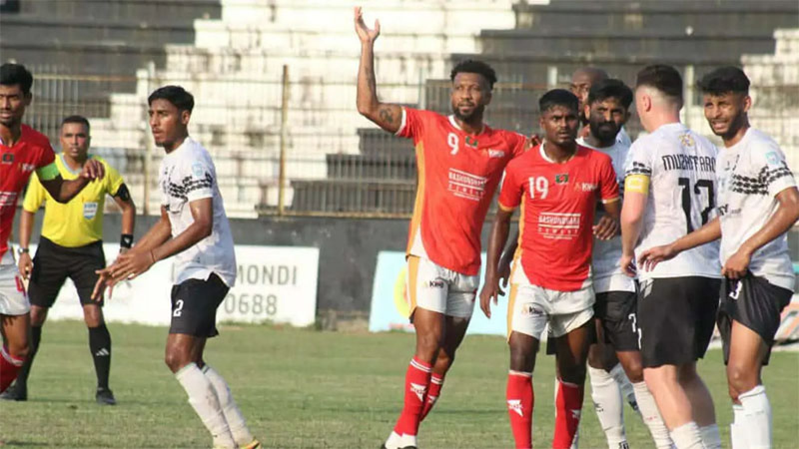 মোহামেডানকে হারাল কিংস, ব্রাদার্স ম্যাচে ‘লাল কার্ড’ বিতর্ক