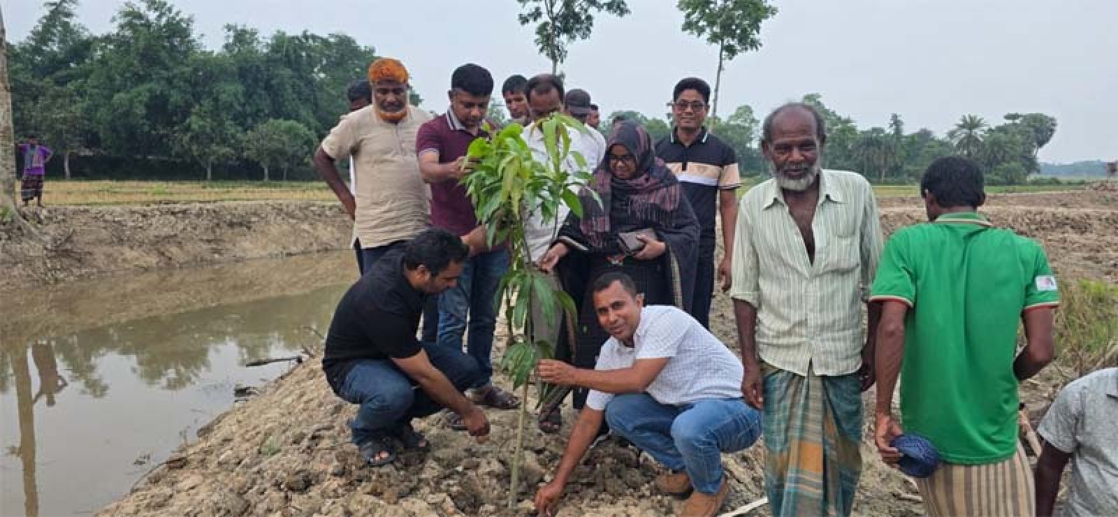 নিয়ামতপুরে খাল খননের উদ্বৃত্ত  টাকা সরকারি কোষাগারে ফেরত দিয়ে প্রশংসায় ভাসছেন ইউএনও