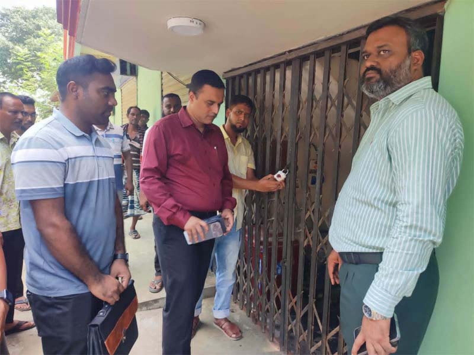 গোদাগাড়ীতে অবৈধ ক্লিনিক সিলগালা করল ভ্রাম্যমাণ আদালত