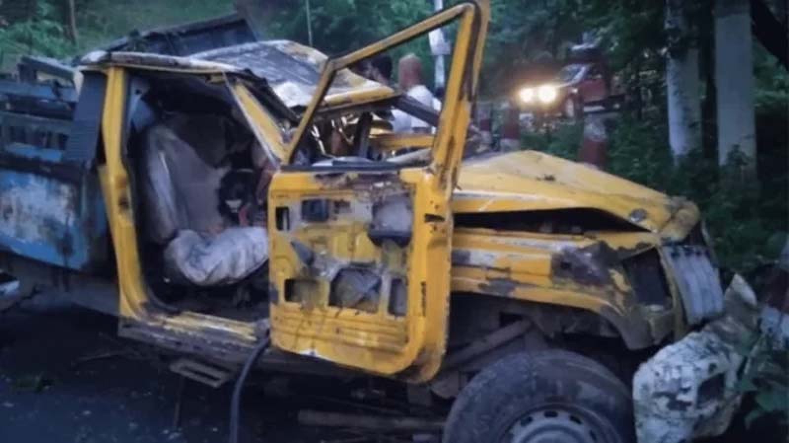 পিকআপ উল্টে  প্রাণ গেল  ৪ জনের