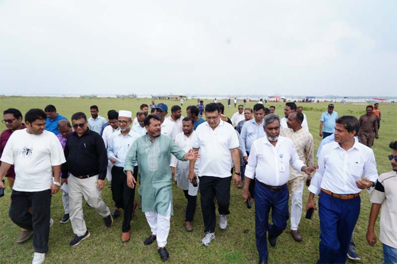 ‘মিনি সুইজারল্যান্ড’ খ্যাত রাজশাহীর পদ্মা নদীর  মিডল চর  পরিদর্শনে রাসিক প্রশাসক ও প্রাণিসম্পদ অধিদপ্তরের ডিজি