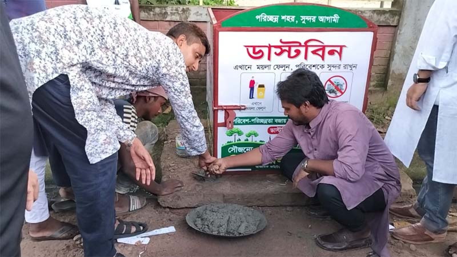২৬ নং ওয়ার্ডে পরিচ্ছন্নতার নতুন উদ্যোগ, কাউন্সিলর পদপ্রার্থী বিপ্লব রহমান নাইমের ডাস্টবিন স্থাপন