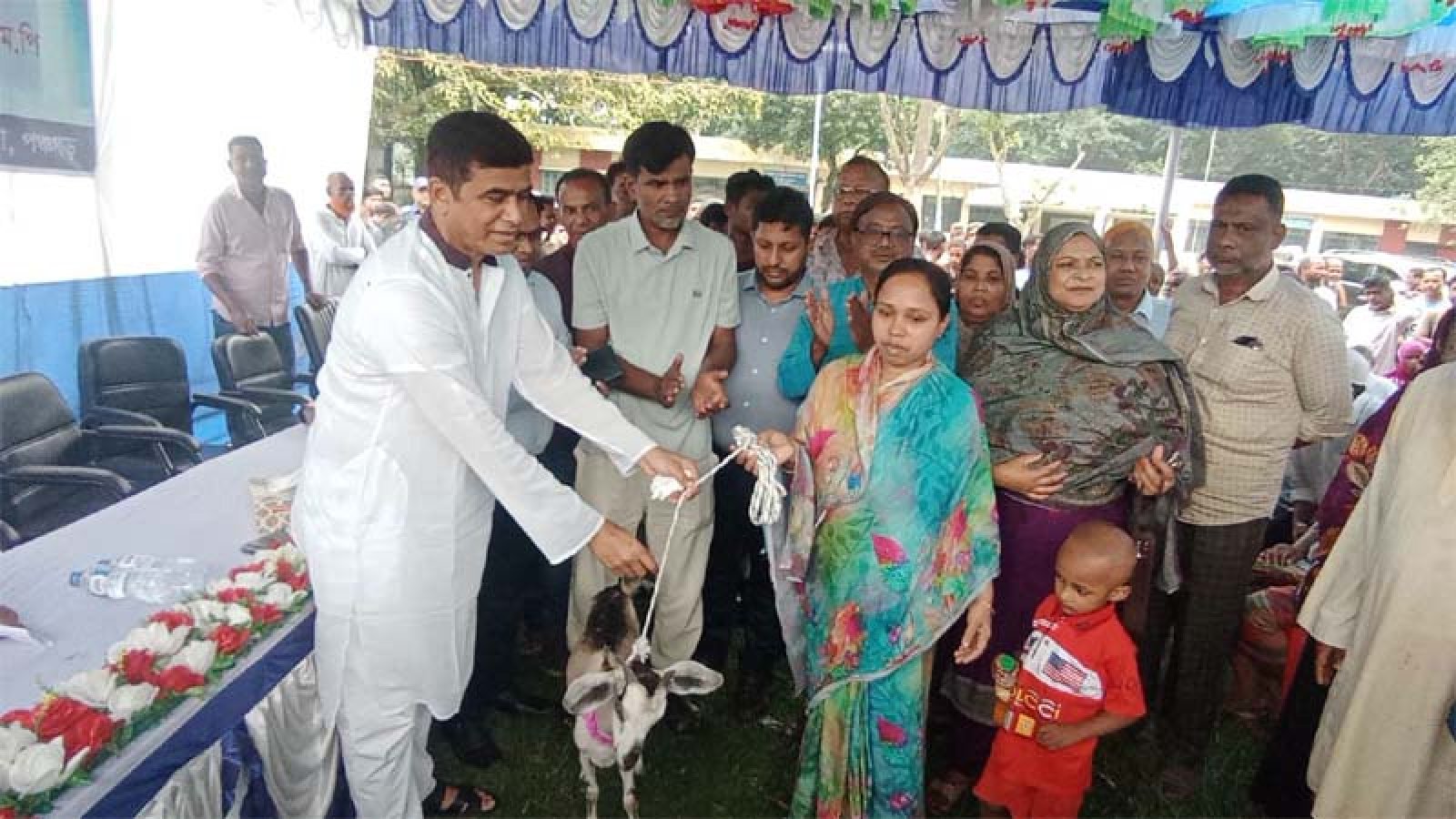 বোদায় অসহায় পরিবারের পাশে মানবিক সহায়তা, খাদ্যশস্য চাল-ছাগল-নগদ অর্থ বিতরণ