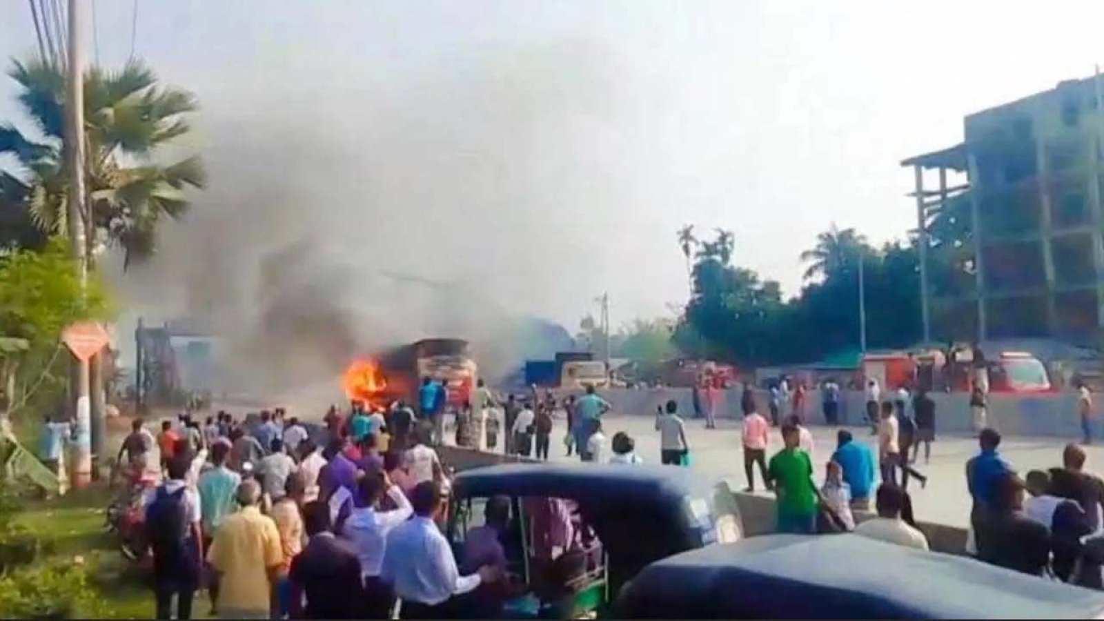 হঠাৎ চলন্ত বাসে আগুন, অল্পের জন্য রক্ষা পেল যাত্রী