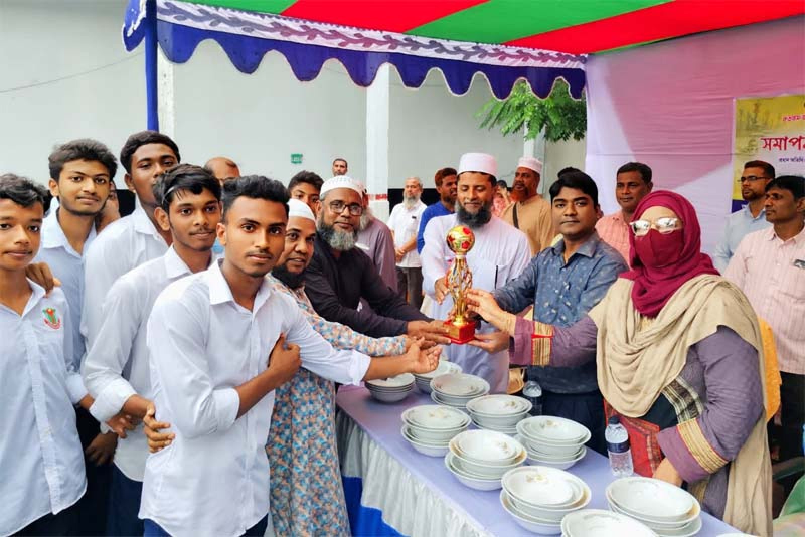 জয়-পরাজয়ের লড়াই শেষে পবায় পুরস্কার পেল ১৬৬ শিক্ষার্থী