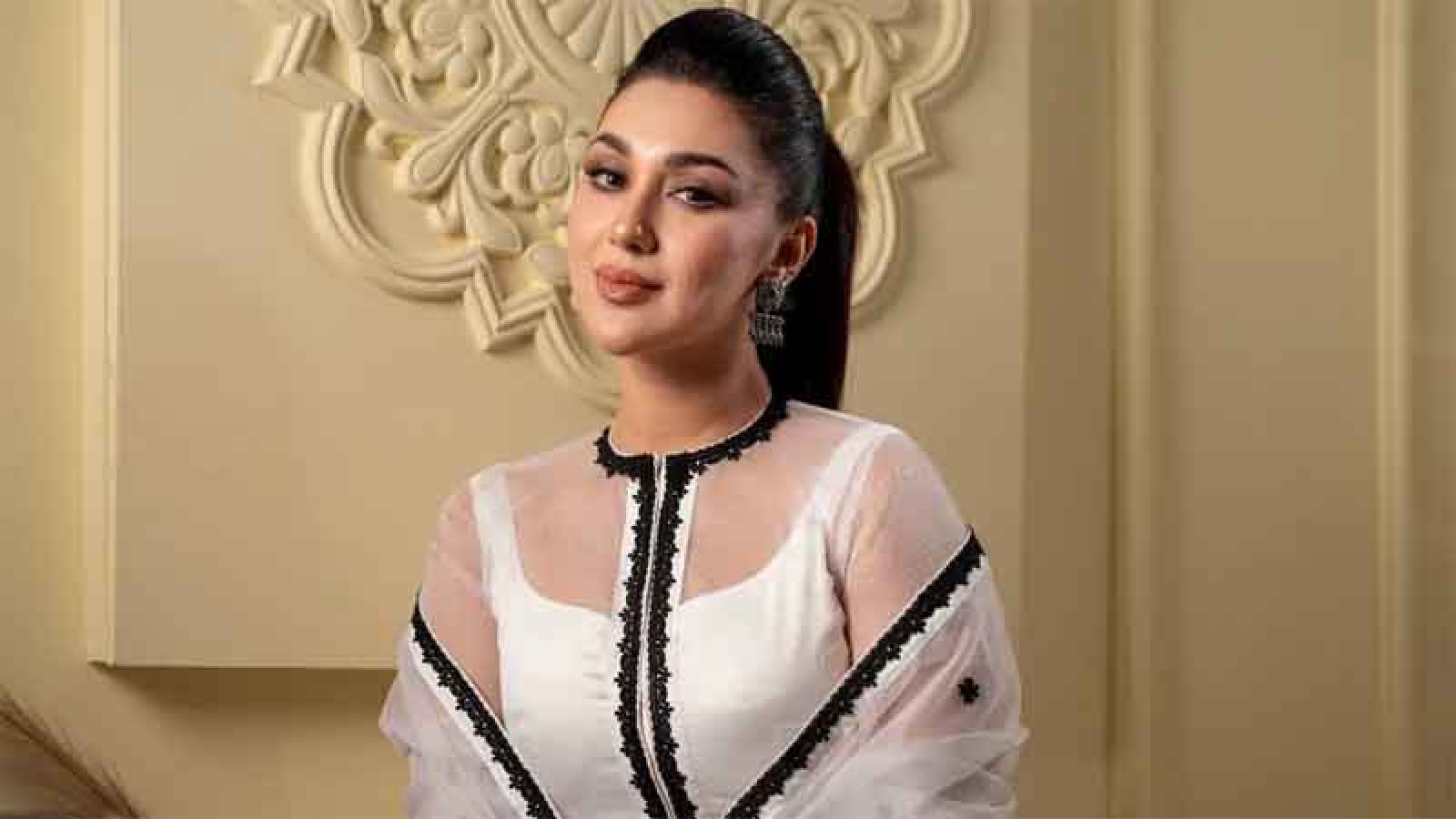সাদা পোশাকে মুগ্ধতা ছড়ালেন অপু বিশ্বাস