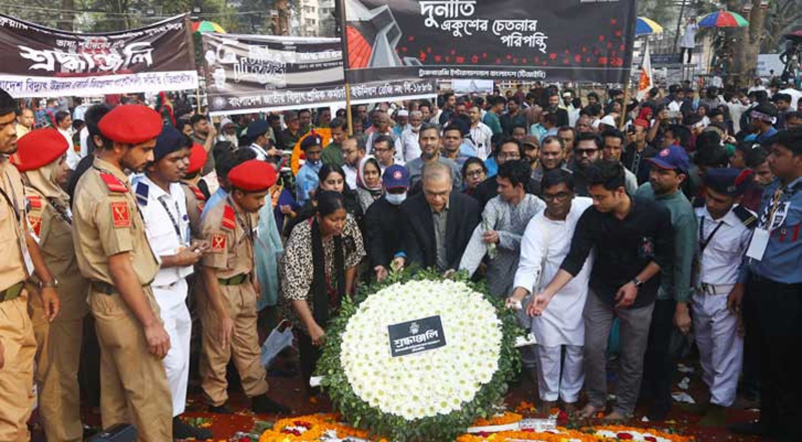 শহীদদের প্রতি শ্রদ্ধা জানাতে সর্বস্তরের মানুষের ঢল