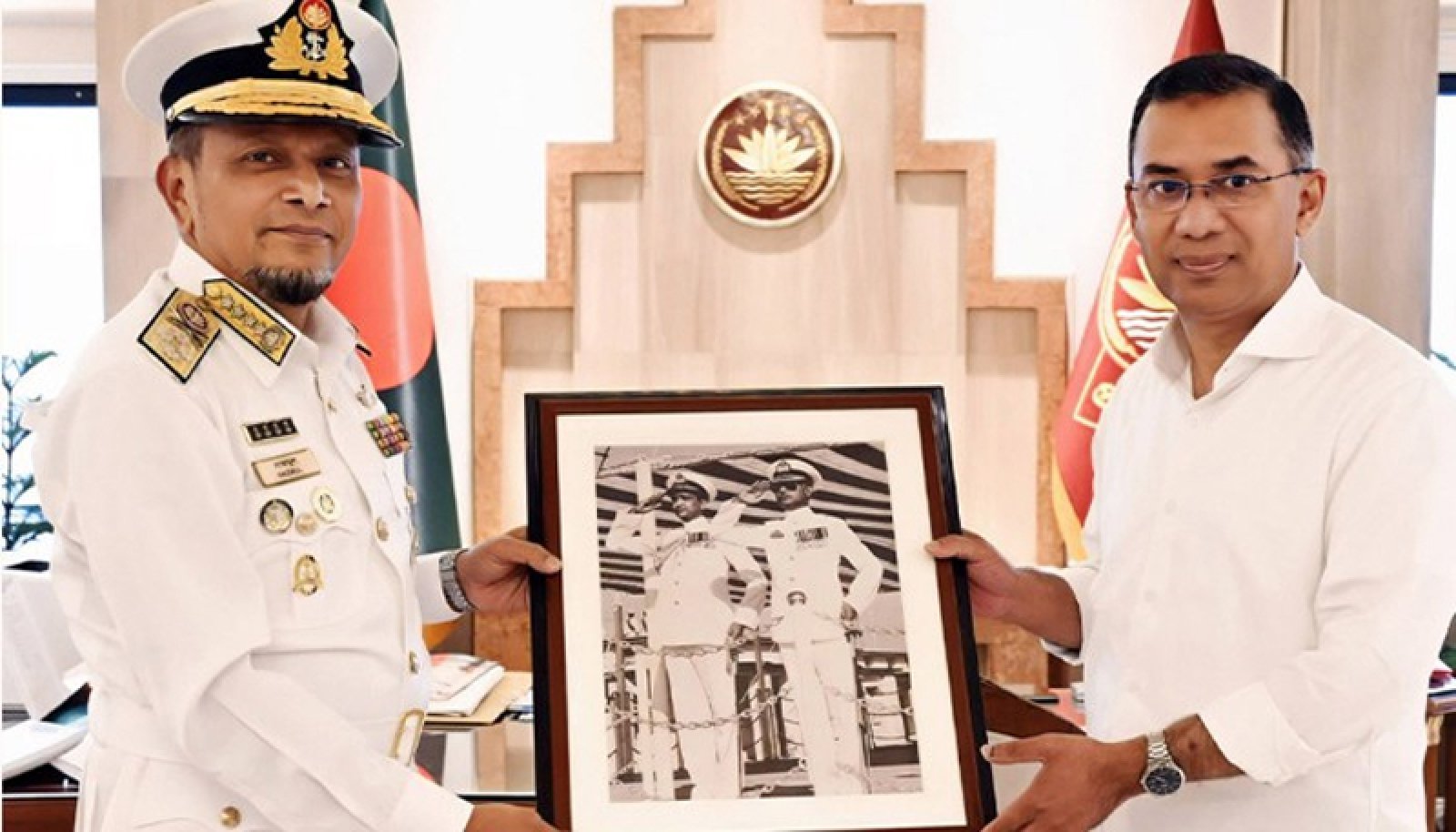 প্রধানমন্ত্রীর সঙ্গে নৌবাহিনী প্রধানের সৌজন্য সাক্ষাৎ