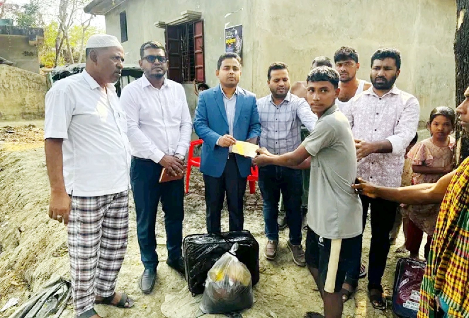 অগ্নিকাণ্ডে ক্ষতিগ্রস্ত ৩ পরিবারকে সহায়তা
