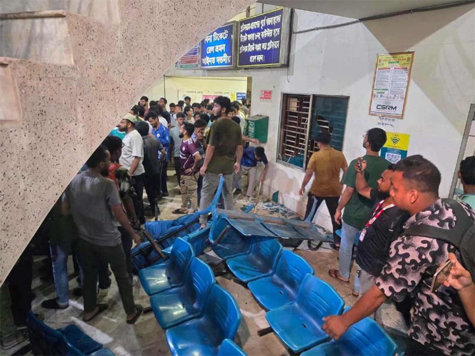 রাজশাহী রেলস্টেশনে রাতভর রাবি শিক্ষার্থীদের নরকীয় তাণ্ডব, লুটপাট - ভাঙচুর