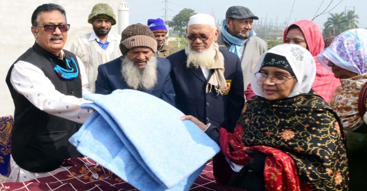 রাজশাহী জেলা পরিষদের পক্ষ বীর মুক্তিযোদ্ধা সদস্যদের শীতবস্ত্র বিতরণ