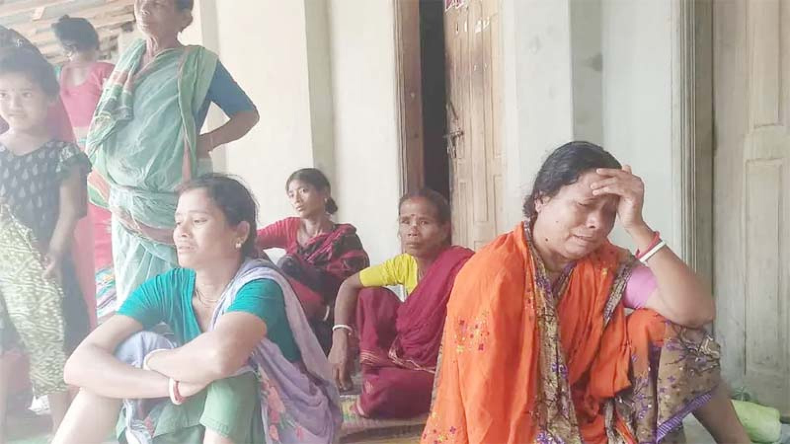 স্বামীর মরদেহের পাশে রাতভর কান্না, সকালে রেললাইনে মিলল স্ত্রীর মরদেহ