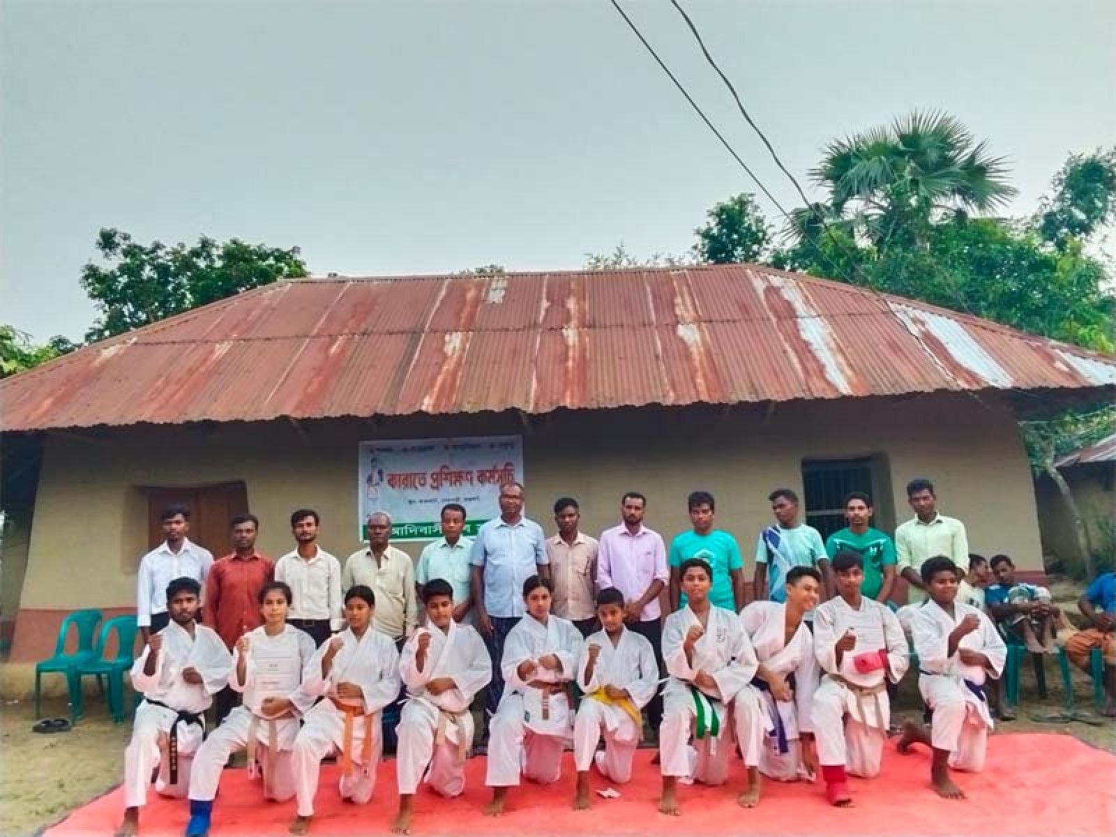 কাকনহাটে আদিবাসী যুব সমাজের উদ্যোগে কারাতে প্রশিক্ষণ