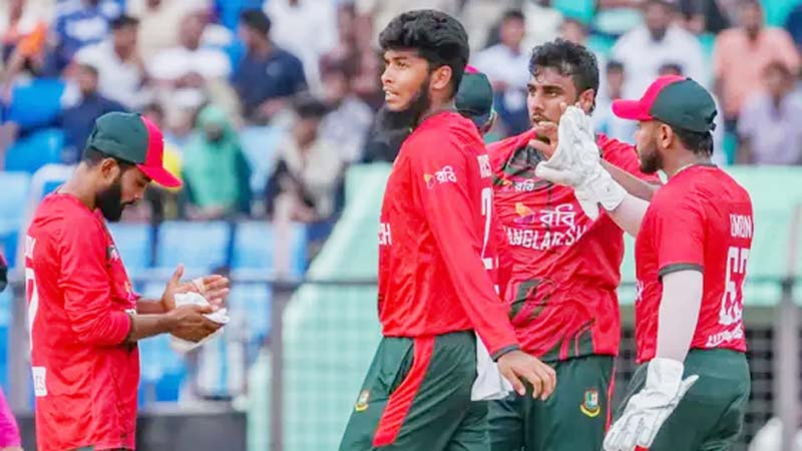 পাওয়ার প্লেতেই তিন উইকেট হারাল অস্ট্রেলিয়া