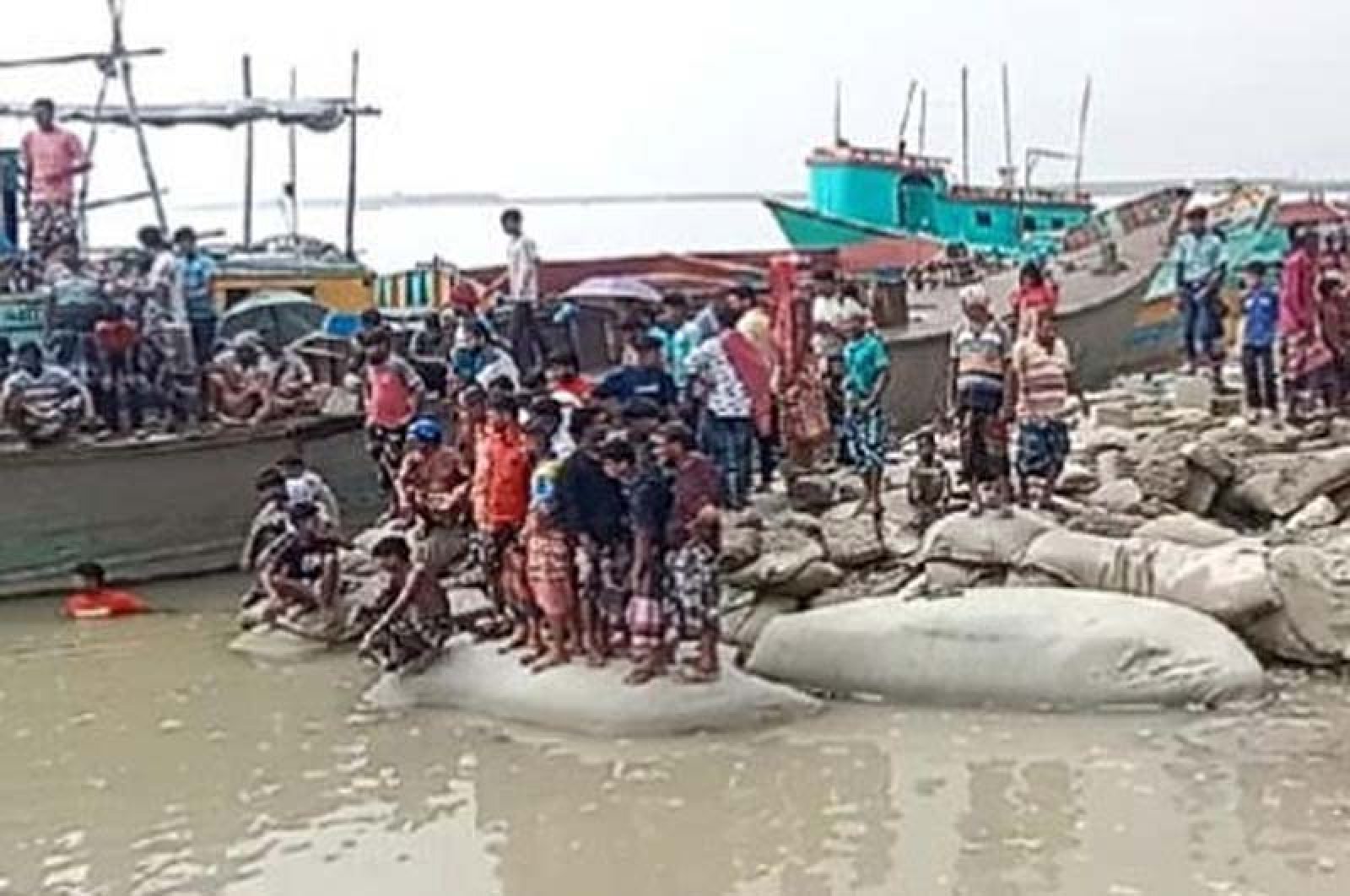 পদ্মা নদী থেকে দুই শিক্ষার্থীর মরদেহ উদ্ধার, নিখোঁজ ১