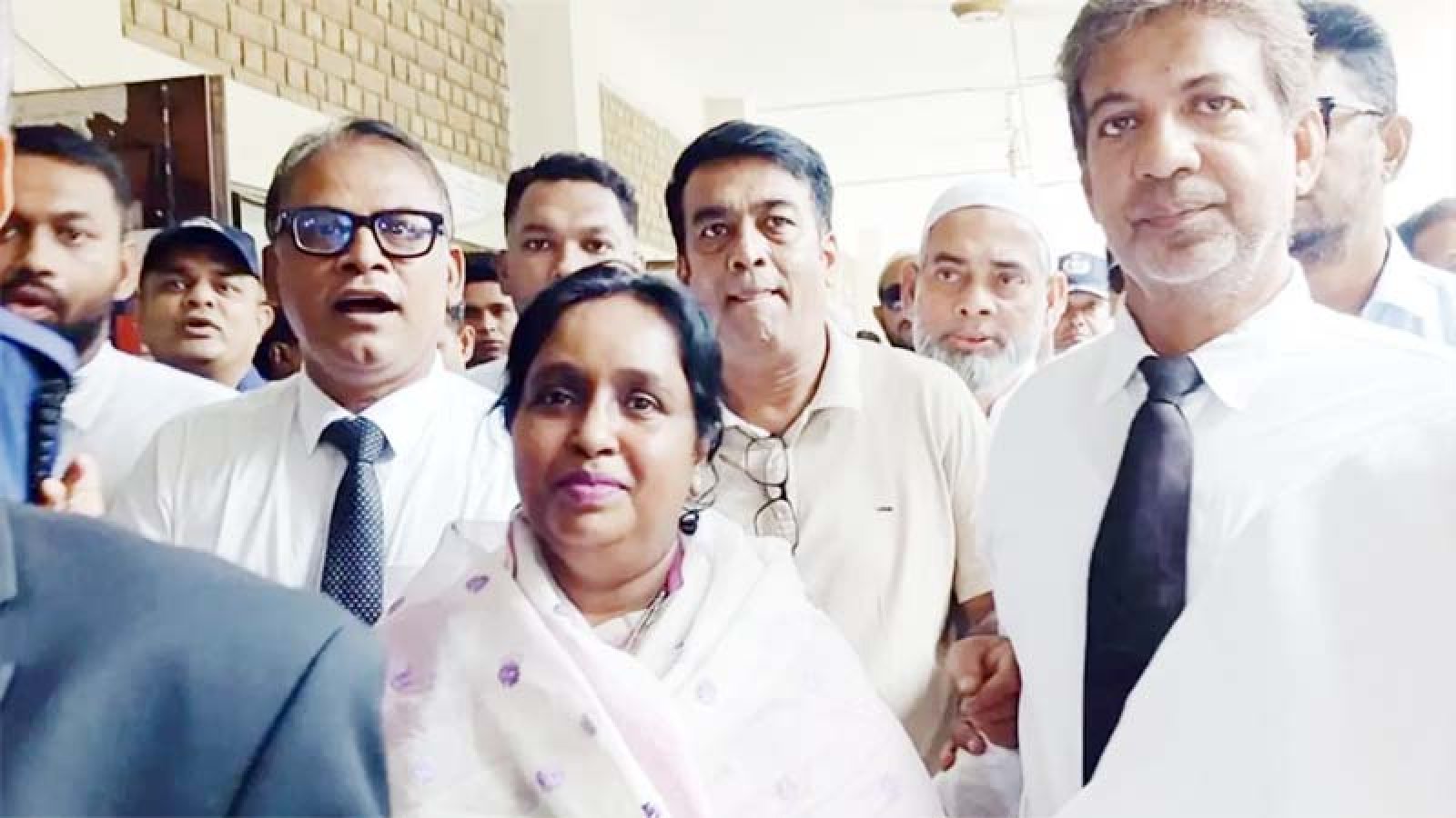 জামিন পেয়েই আদালত প্রাঙ্গণে আইভীর ‘জয় বাংলা’ স্লোগান