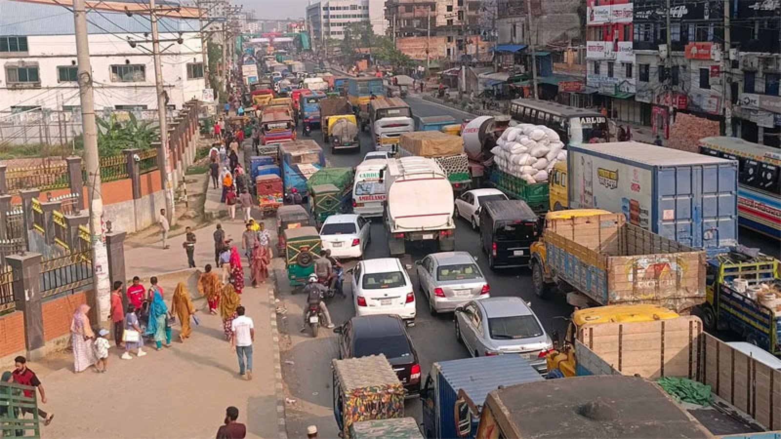 মালবাহী ট্রাক উল্টে ঢাকা-টাঙ্গাইল মহাসড়কে ৪ কিলোমিটার যানজট