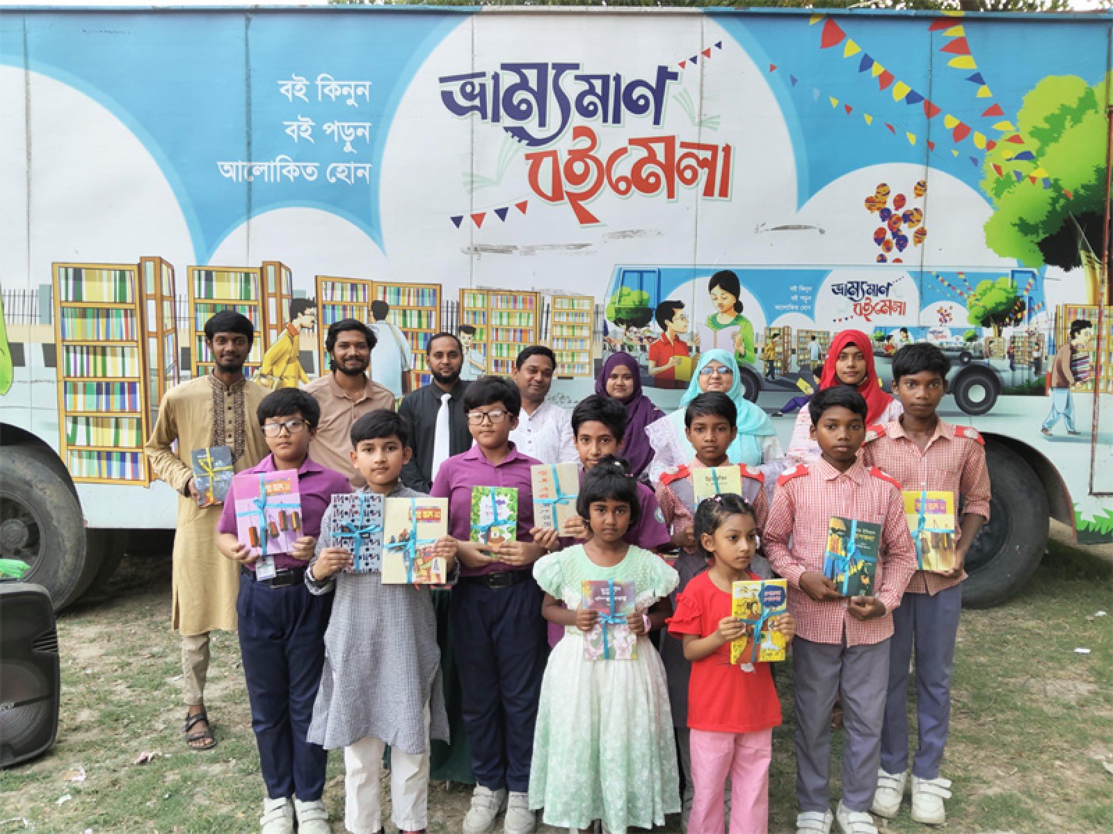 চাঁপাইনবাবগঞ্জে শেষ হয়েছে চার দিনব্যাপী ভ্রাম্যমাণ বইমেলা