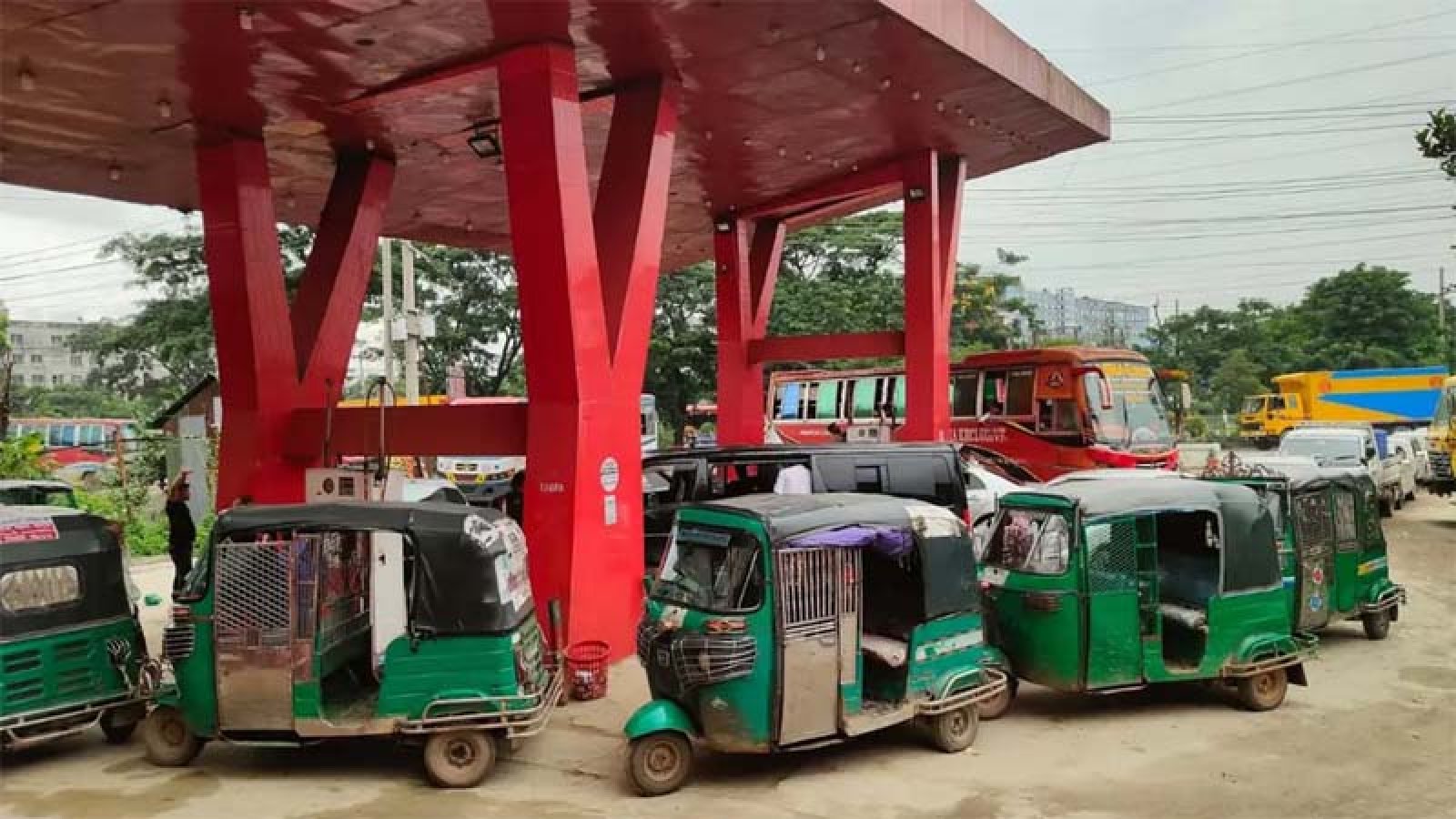 গ্যাস সংকটে ১৮ সিএনজি ফিলিং স্টেশন বন্ধ