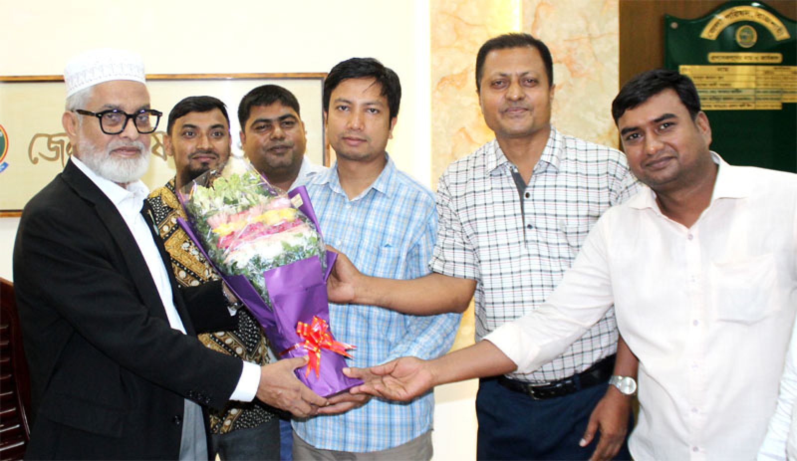 সরকারি গাড়ী চালক সমিতির পক্ষ থেকে   জেলা পরিষদের প্রশাসককে ফুলেল শুভেচ্ছা