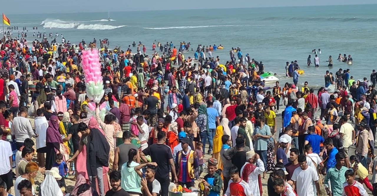 কক্সবাজারে ছুটির দিন কয়েক লাখ পর্যটক