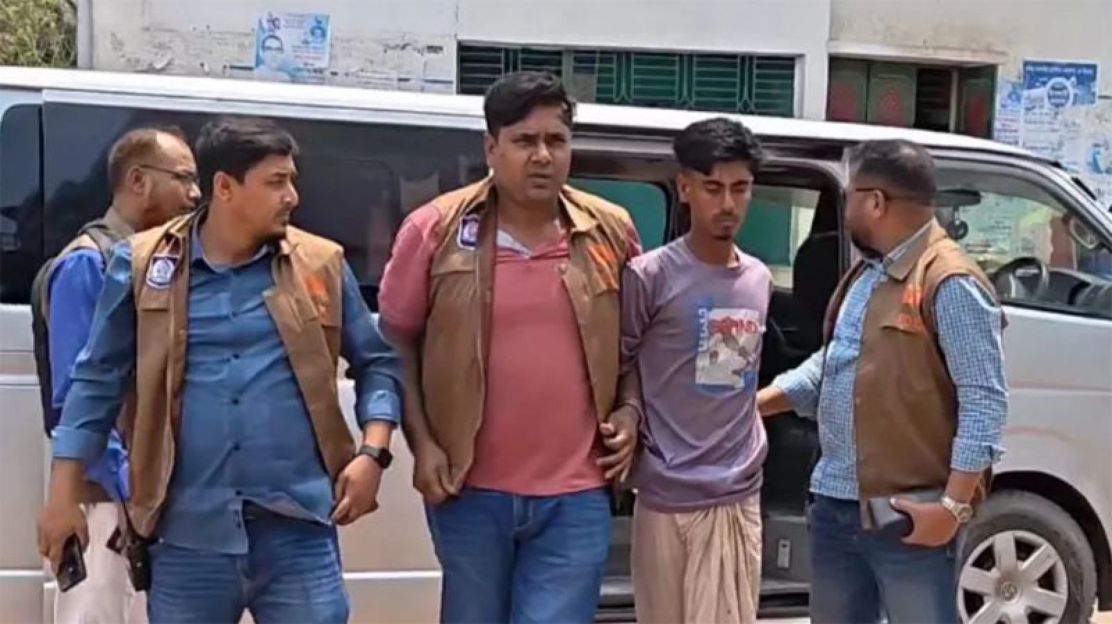 নাটোরে ব্যবসায়ীকে গলা কেটে হত্যা, স্ত্রী-ছেলে আটক