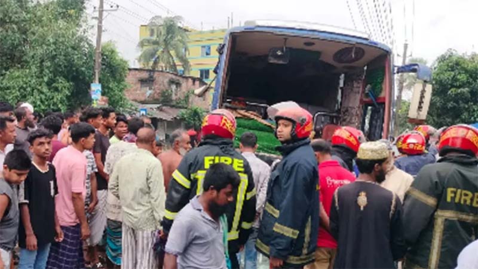 এরুলিয়ায় বাসচাপায় ৬ জন শ্রমিক নিহত