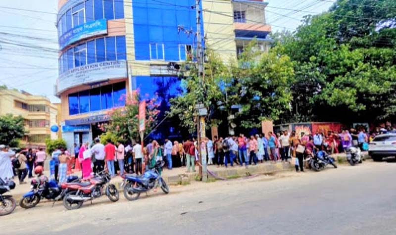 ভারতের ট্যুরিস্ট ভিসা পেতে রাজশাহী ভিসা সেন্টারে উপচে পড়া ভিড়