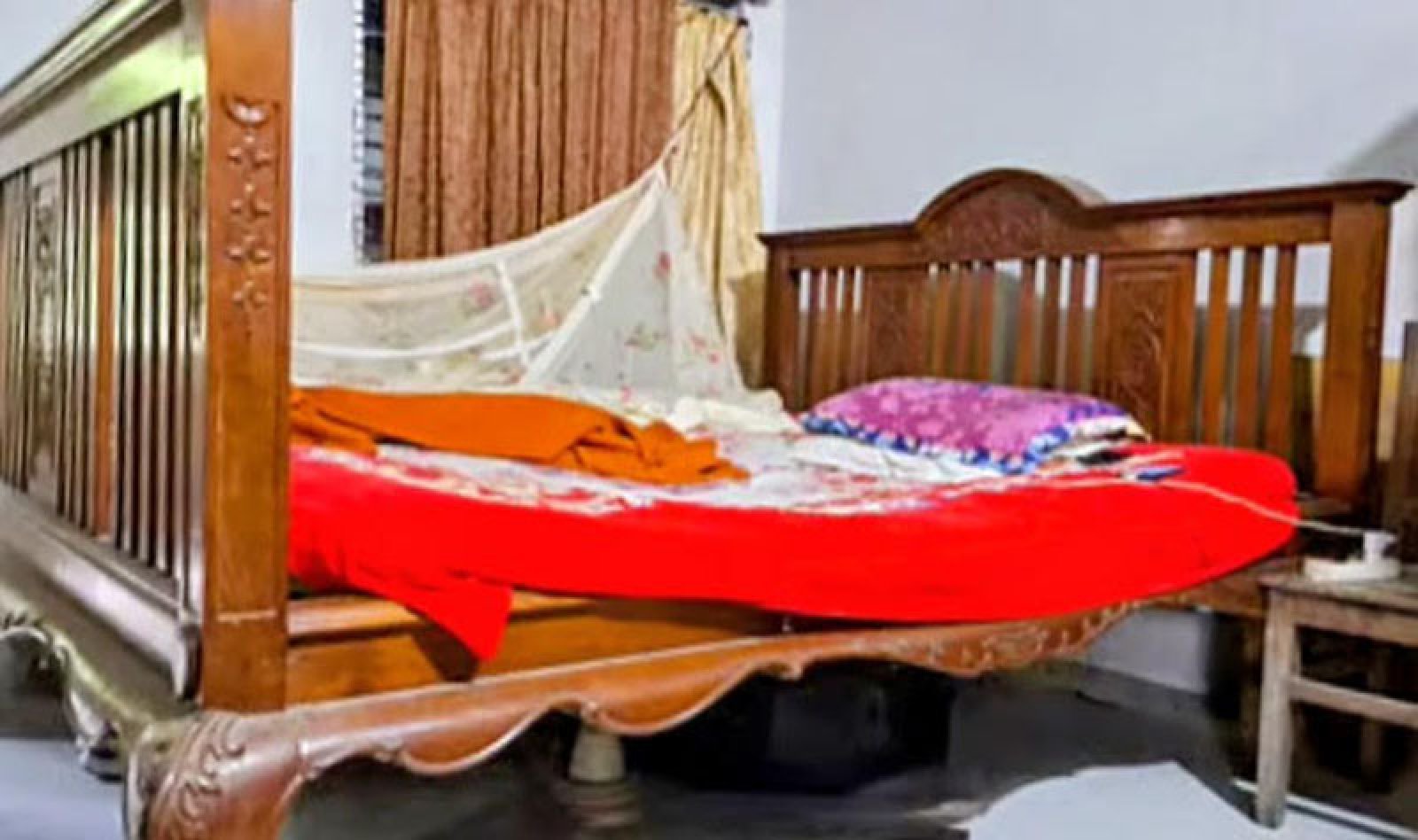 মহারানি হেমন্ত কুমারীর পালঙ্কে ঘুমান মৎস্যচাষি বাশার