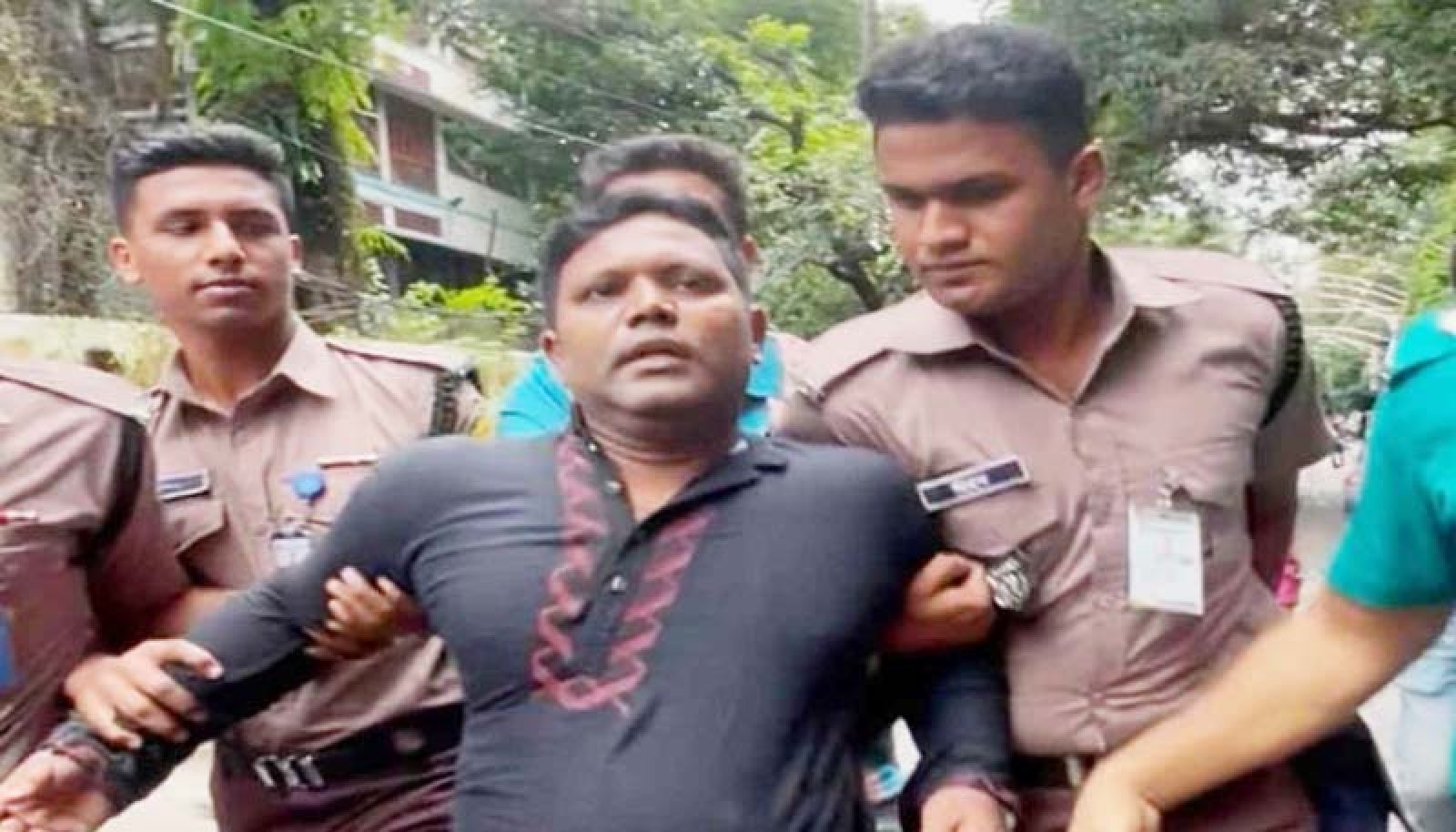 ধানমন্ডি ৩২ নম্বরে ফুল দিতে এসে যুবলীগ কর্মী আটক