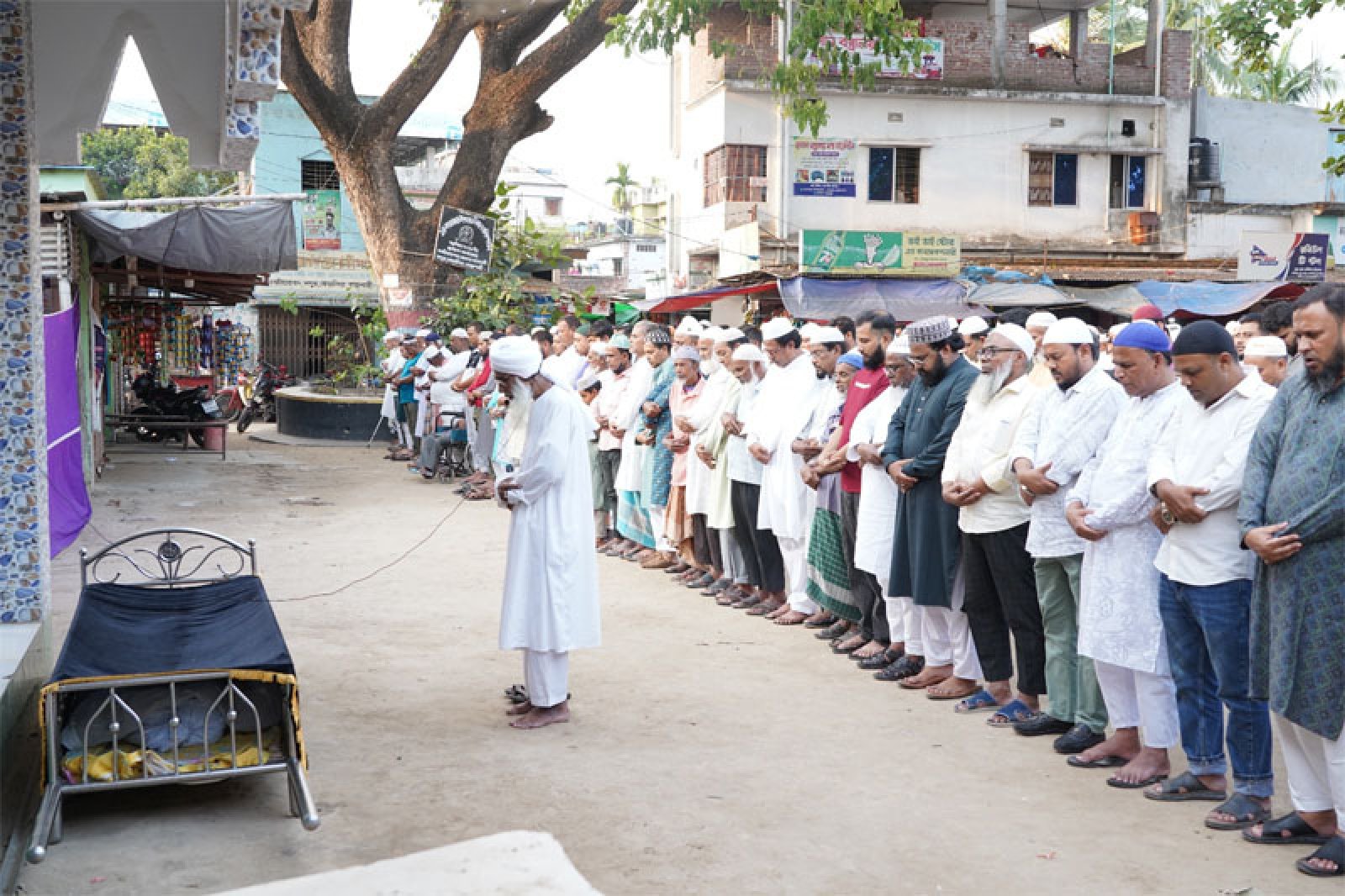 সাবেক কাউন্সিলর বেলাল আহম্মেদের মাতা ও নেসকোর কর্মচারী  ইউনিয়নের নেতা মিলনের সহধর্মিণীর জানাযা নামাজ অনুষ্ঠিত