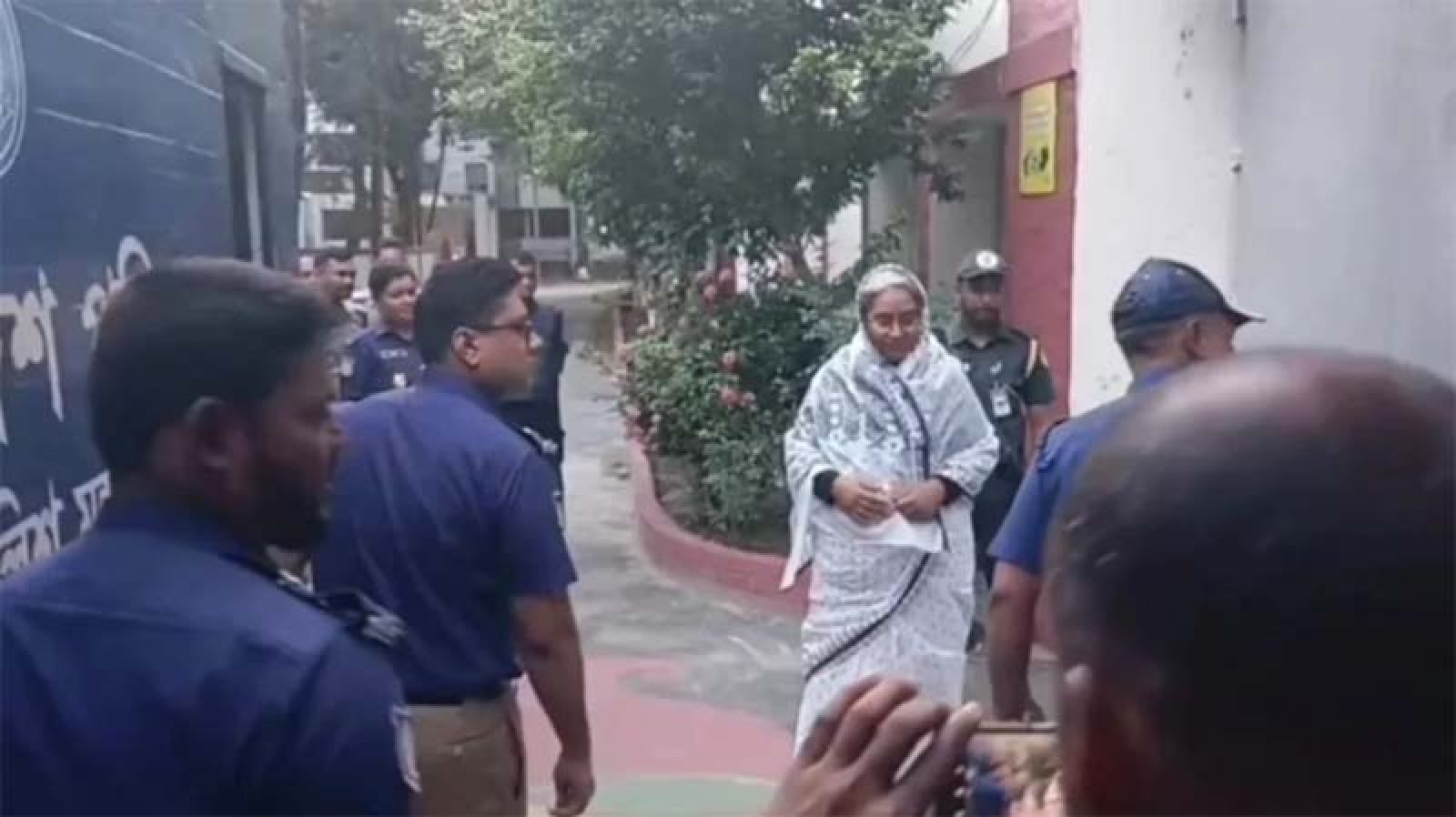 স্বামীকে শেষ বিদায় জানাতে ১২ ঘণ্টার জন্য প্যারোলে মুক্তি পেলেন দীপু মনি
