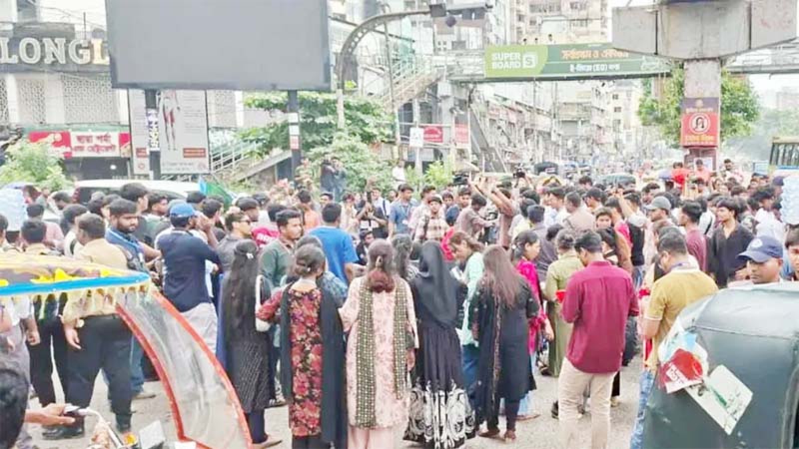 তিন দফা দাবিতে সায়েন্সল্যাব ছেড়ে শিক্ষা বোর্ড অভিমুখে শিক্ষার্থীরা