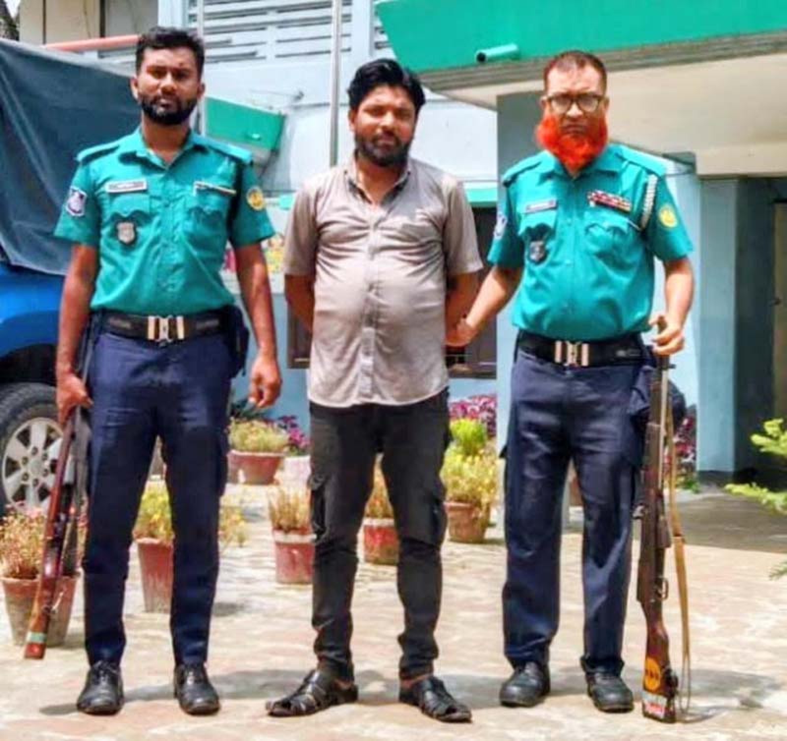 ডায়াগনস্টিক সেন্টারের সিকিউরিটি গার্ডকে মারধর ও গলায় ছুরি ধরে হত্যার হুমকি,আটক ১