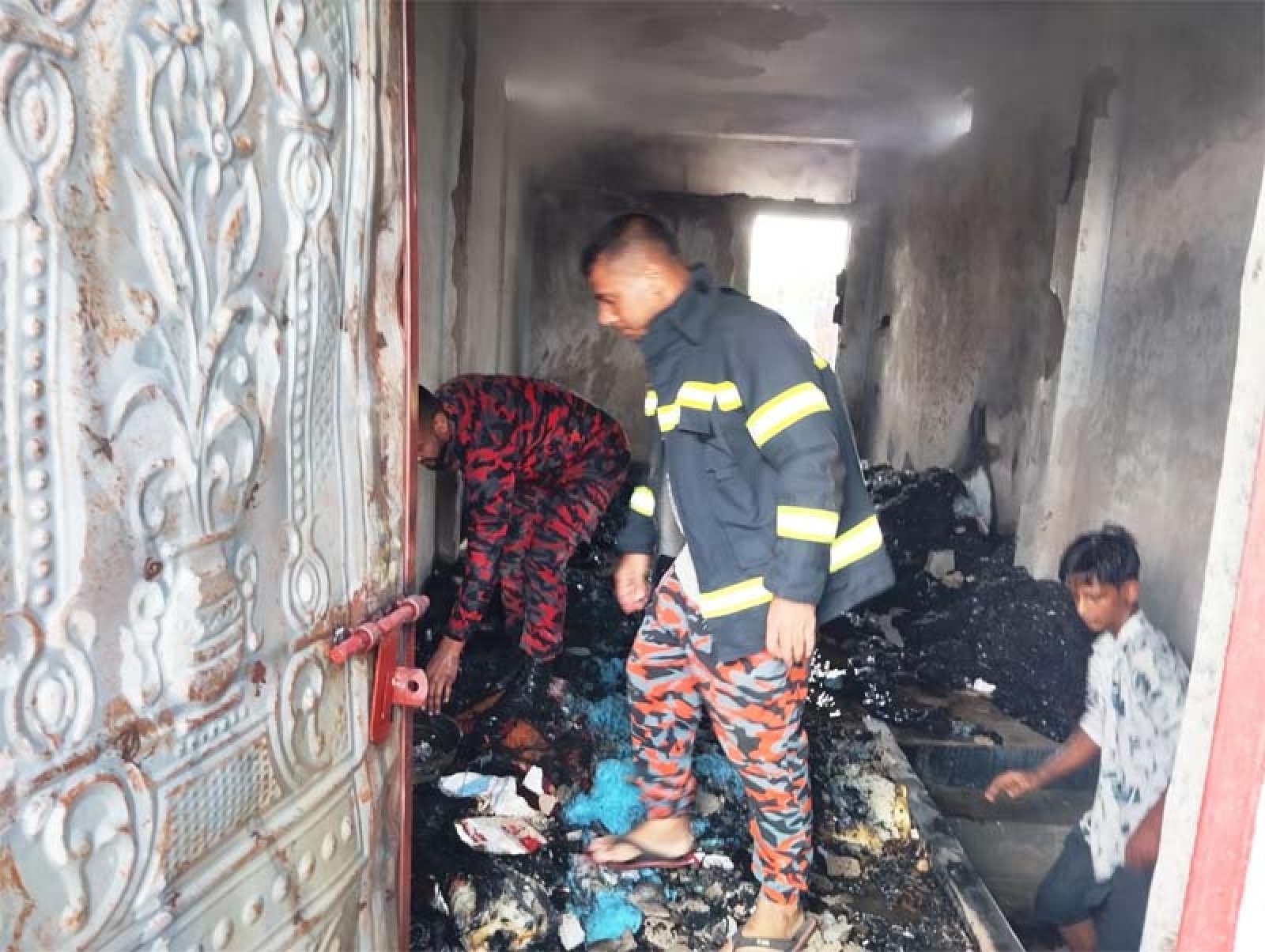 নিয়ামতপুরে  অগ্নিকাণ্ডে  তুলার গোডাউন ভস্মীভূত