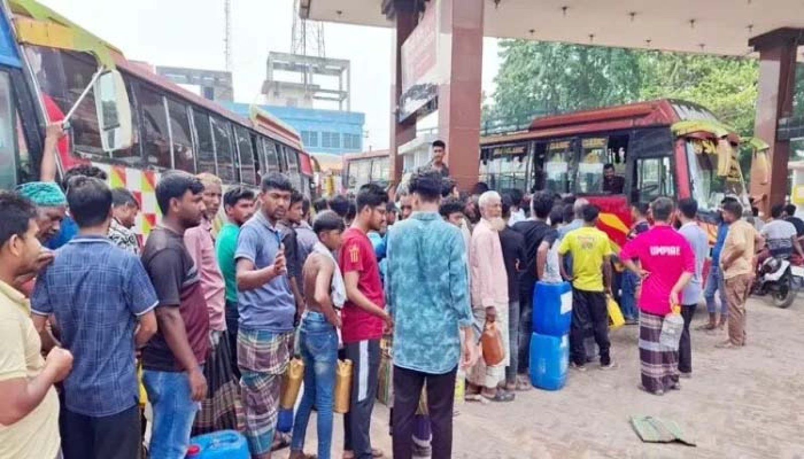 জ্বালানি তেল নিয়ে দুর্ভোগ চরমে