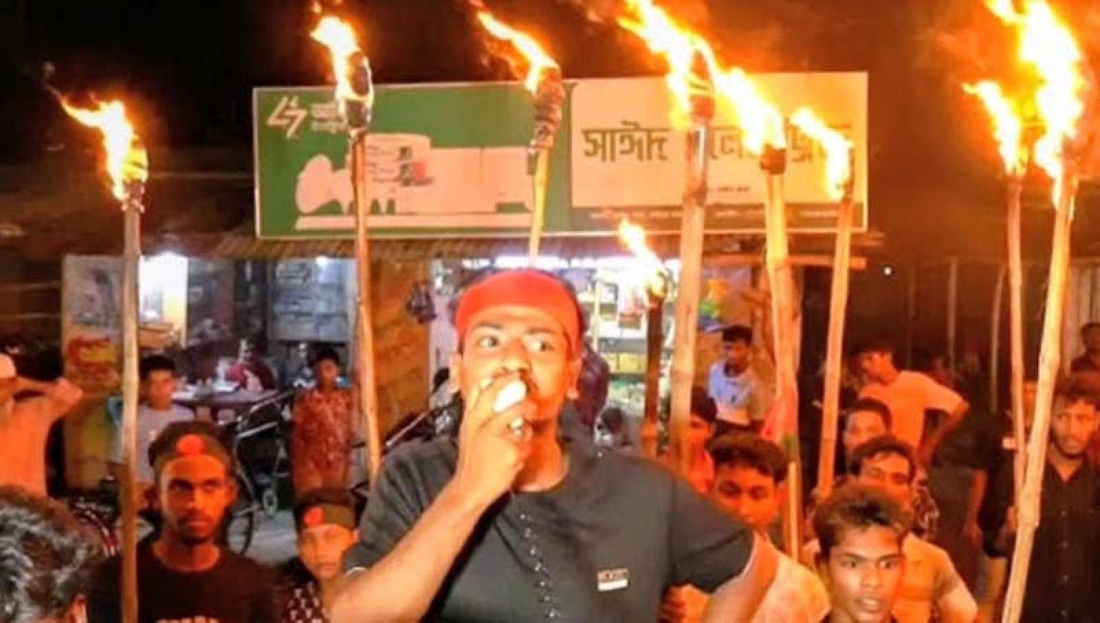 ছাত্রদল নেতাকে’ চেনেনি পুলিশ, তাই থানার সামনে মশাল মিছিল