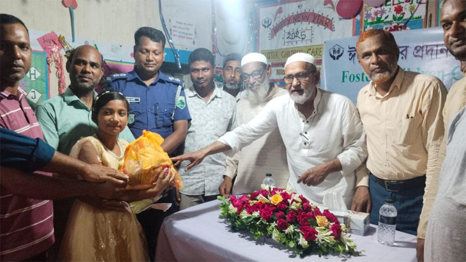 নিয়ামতপুরে ঘাসফুল এনজিওর উদ্যাগে শিশুদের মাঝে ঈদ সামগ্রী ও অর্থ বিতরণ