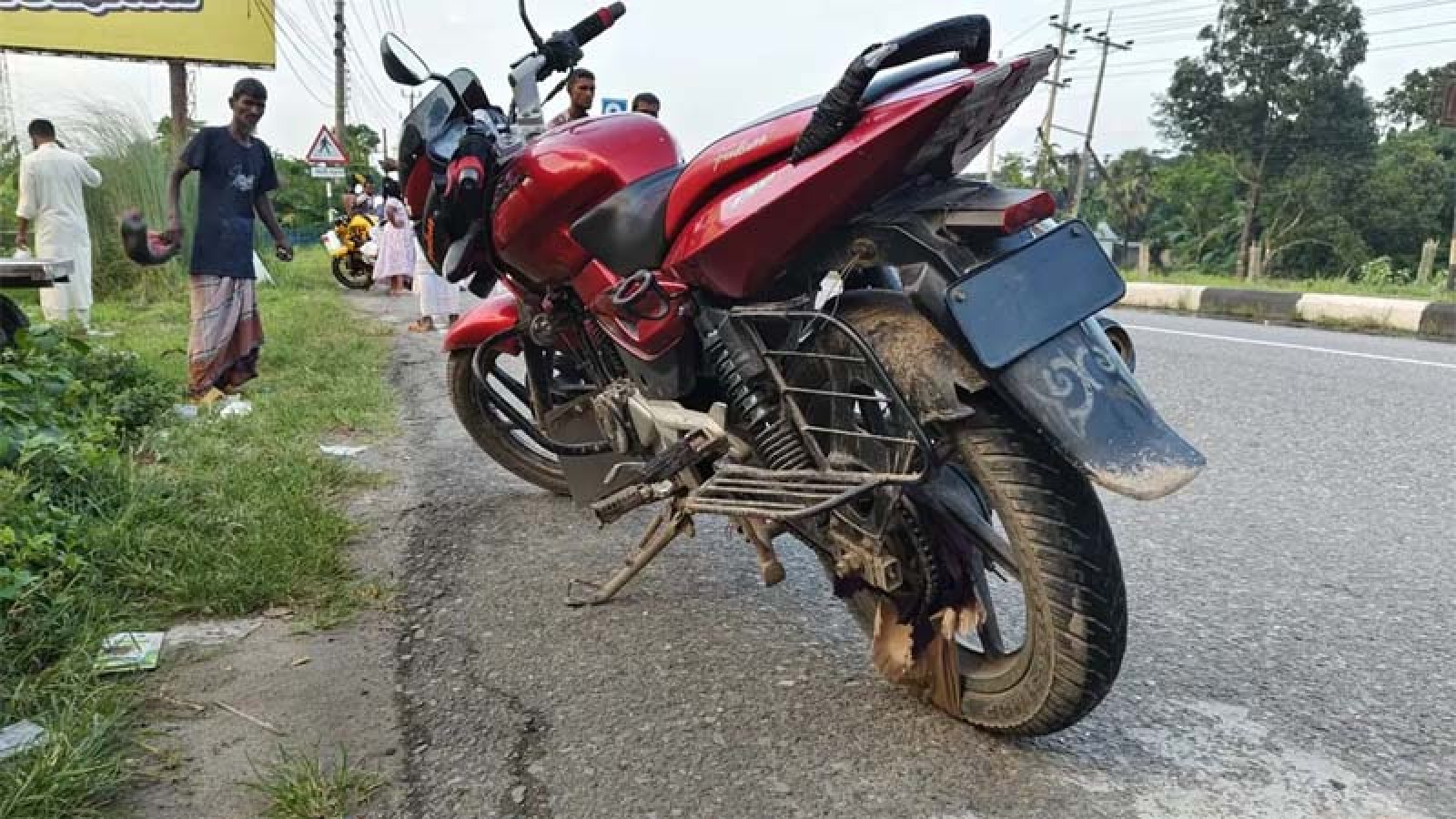 ত্রিশালে মোটরসাইকেলে ওড়না প্যাঁচিয়ে প্রাণ গেল স্ত্রীর