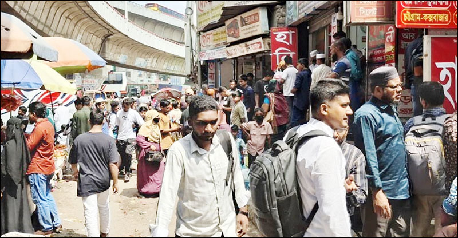 ঈদ যাত্রায় বৃষ্টি উপেক্ষা করে চন্দ্রায় যাত্রীদের উপচে পড়া ভিড়