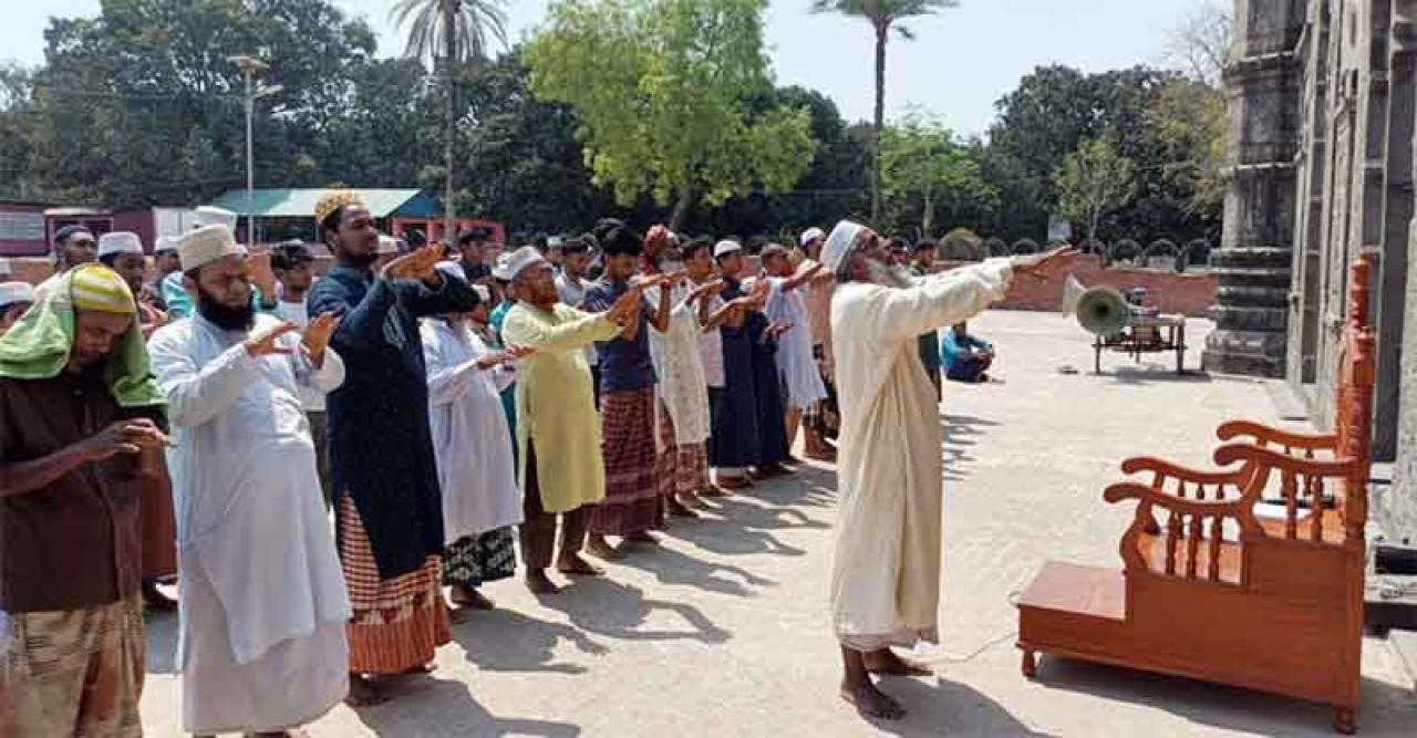 চাঁপাইনবাবগঞ্জে বৃষ্টির জন্য ইসতিসকার নামাজ আদায়