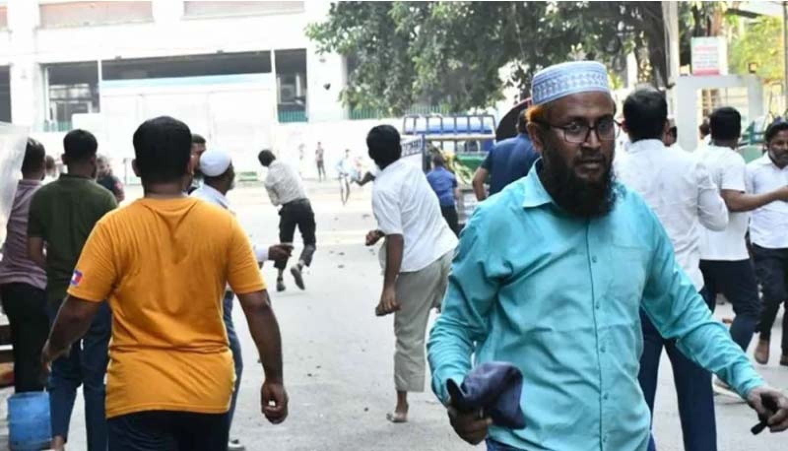 ইসলামী ব্যাংক টাওয়ারের সামনে দু’পক্ষের সংঘর্ষ