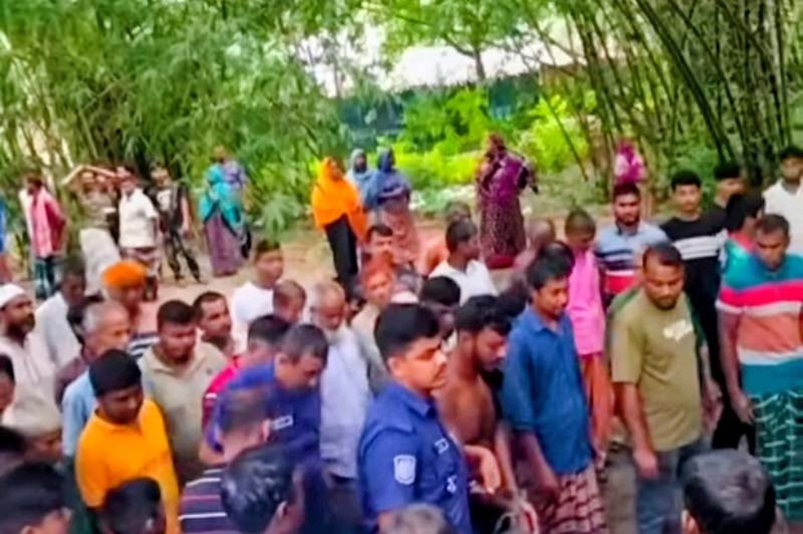 রাজশাহীর মোহনপুরে মাকে  কুপিয়ে হত্যা, বাবাও গুরুতর আহত