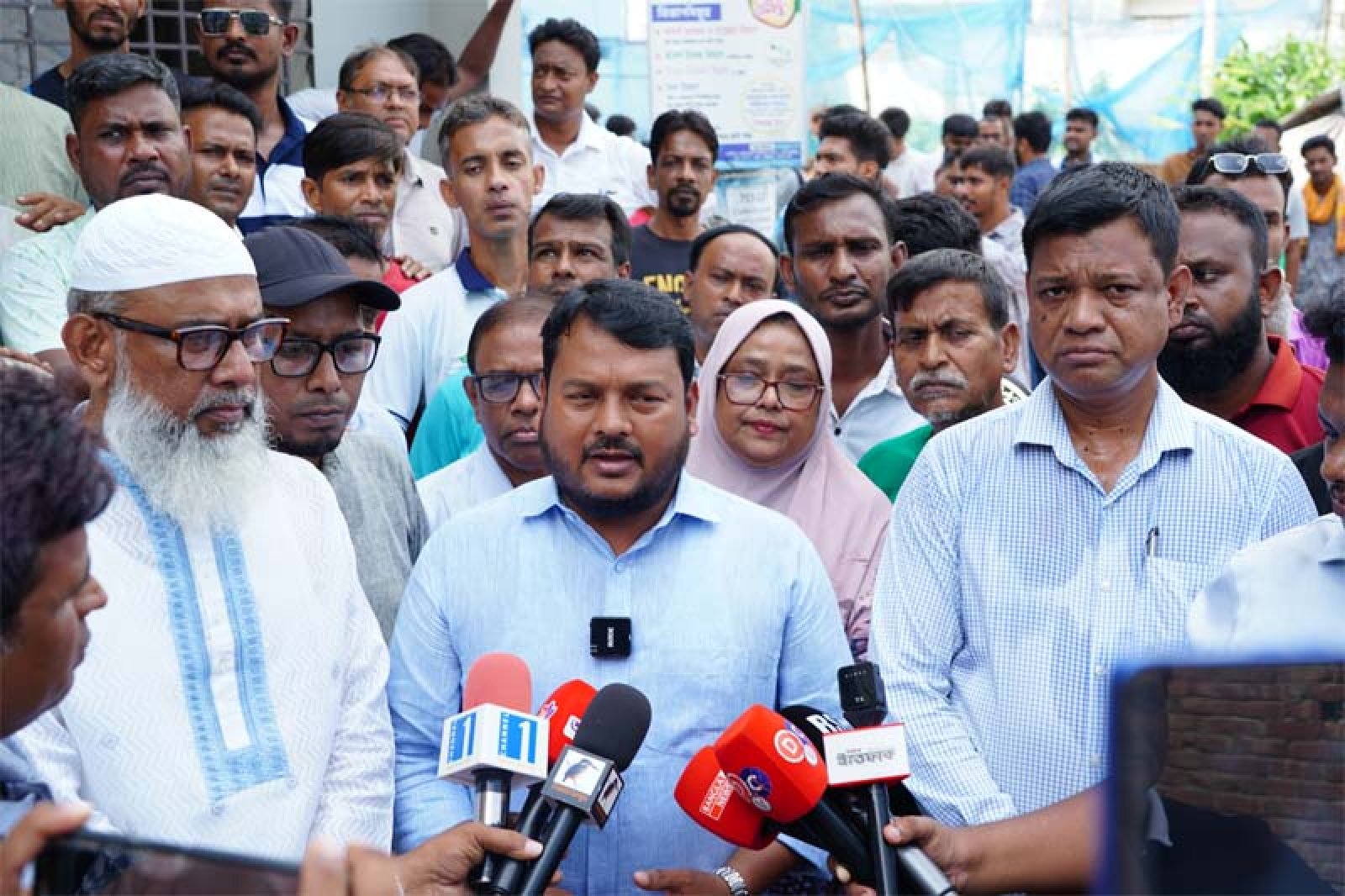 ডেঙ্গু প্রতিরোধে তিন মাসব্যাপী কার্যক্রমের অংশ হিসেবে রাসিকের বিশেষ পরিচ্ছন্নতা অভিযান ও ফগার স্প্রে কার্যক্রম পরিচালিত