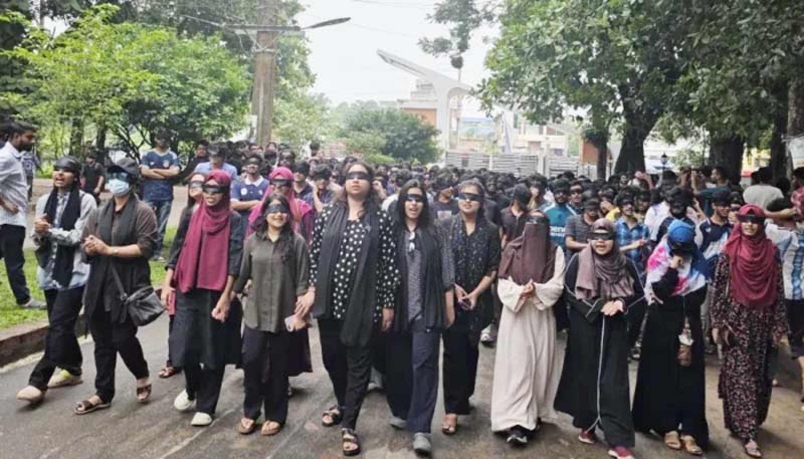 চুয়েট: সায়েম স্যারের জন্য এবার চোখ বেঁধে মিছিল