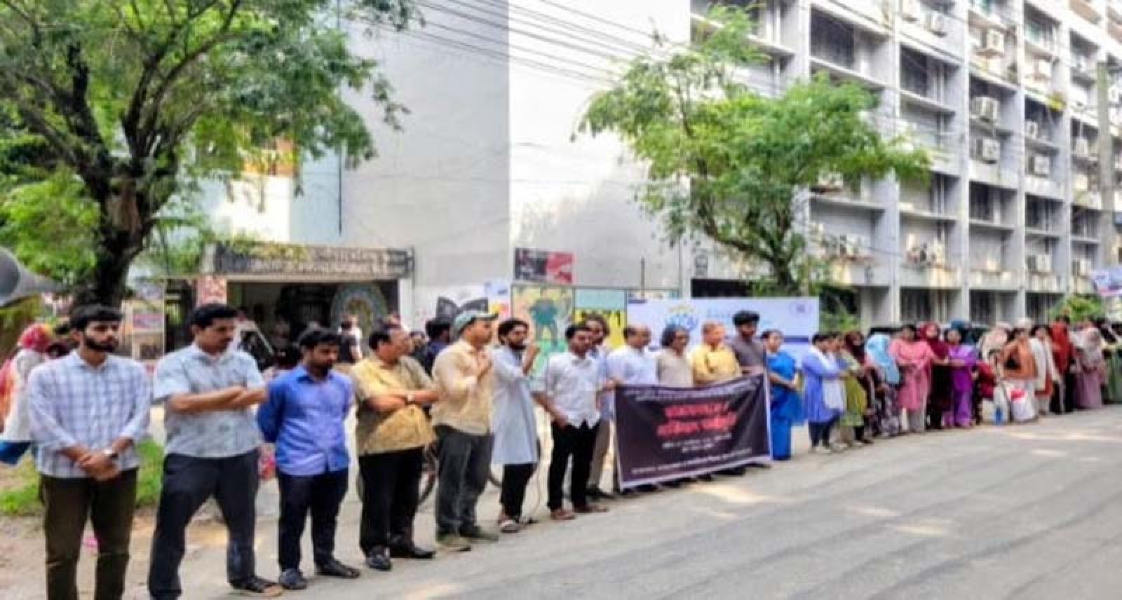রাবিতে সাংবাদিকদের ওপর ছাত্রদলের হামলার প্রতিবাদে মানববন্ধন কর্মসূচি