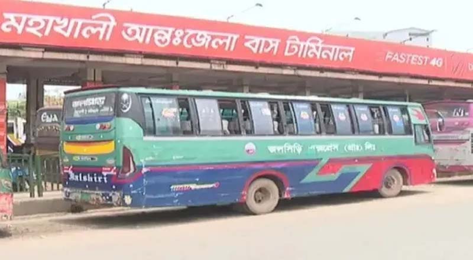 মহাখালীতে দাঁড়িয়ে থাকা এসি বাসে অগ্নিকাণ্ড