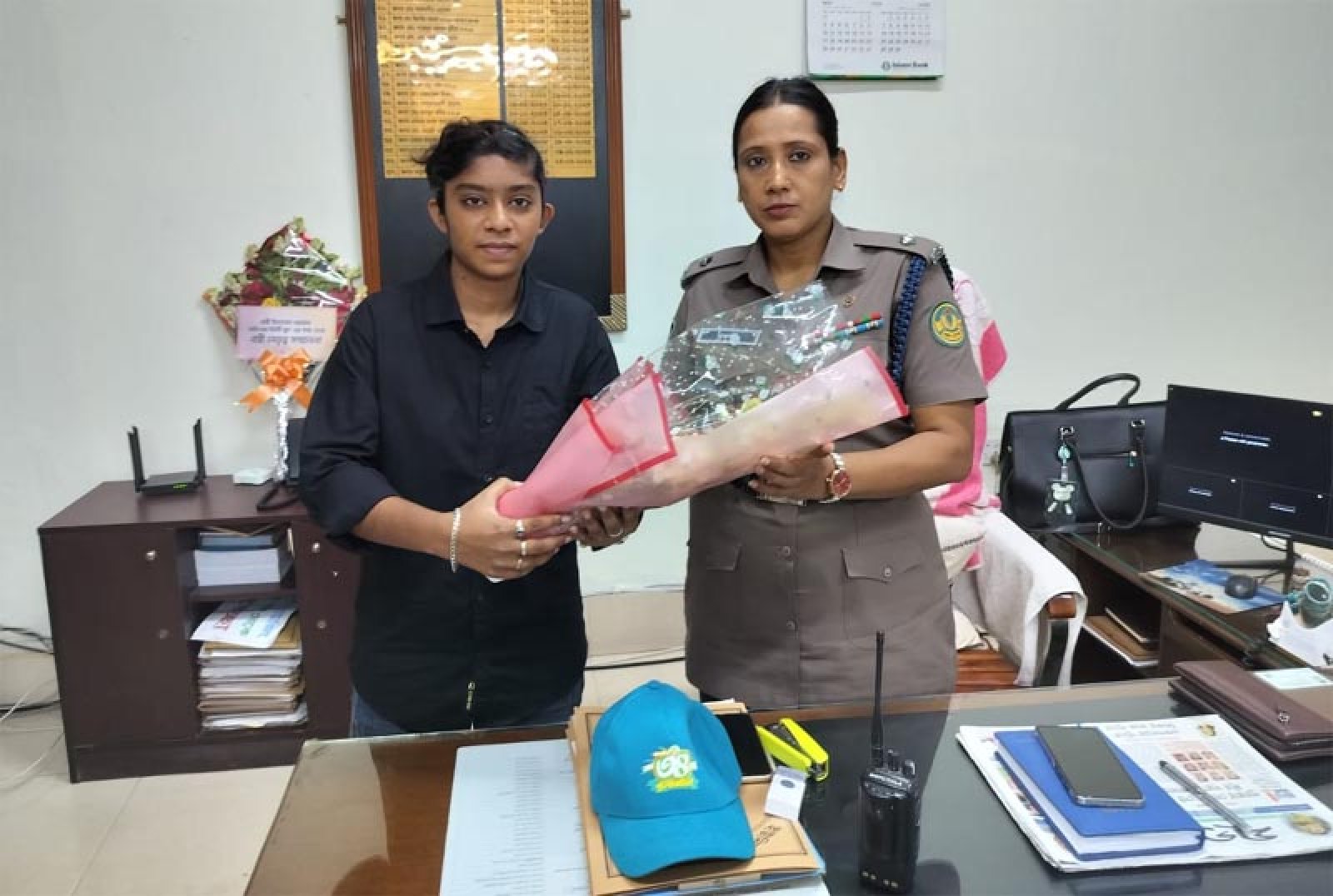 বোয়ালিয়া মডেল থানার প্রথম নারী ওসিকে ফুলেল শুভেচ্ছা জানালেন বিজয় বাংলা নিউজের জেলা প্রতিনিধি জেসিকা শেখ
